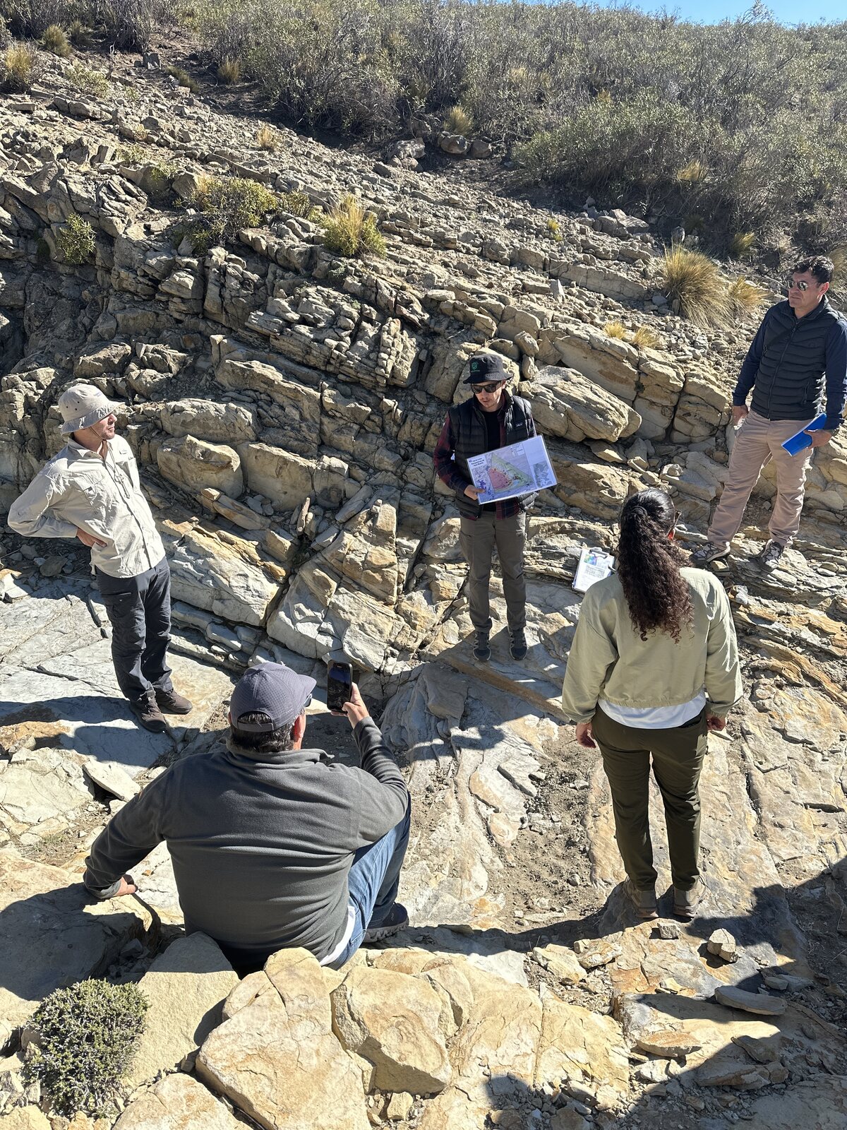 Viaje de campo en Vaca Muerta — geólogos analizando afloramientos del shale en el norte de Neuquén